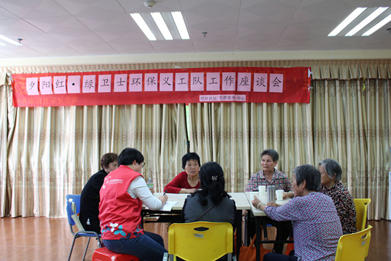 社工认真记录成员们提出的意见和建议_副本.jpg